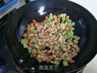 莴笋炒鸡丁的做法步骤：6