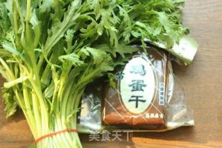 蓬蒿拌鸡蛋干的做法步骤：1