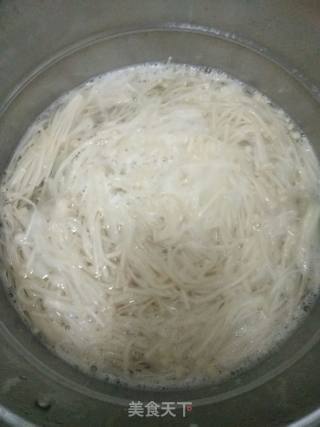 凉拌金针菇的做法步骤：3