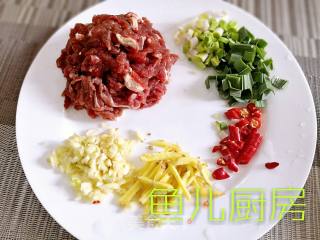 儿菜炒牛肉──“鱼儿厨房”私房菜的做法步骤：2