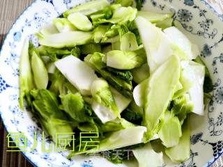 儿菜炒牛肉──“鱼儿厨房”私房菜的做法步骤：3