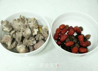 桂圆红枣炖排骨的做法步骤：2