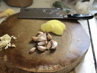 泥鳅烧肉的做法步骤：2