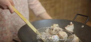 潮音潮人：莲藕花生猪骨汤的做法步骤：2