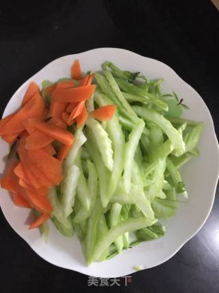 西芹炒豆干的做法步骤：1