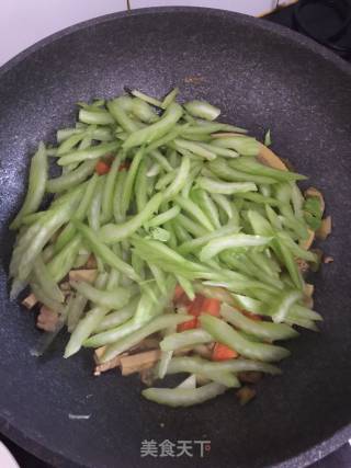 西芹炒豆干的做法步骤：7