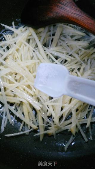 剁椒土豆丝炒饭的做法步骤：4