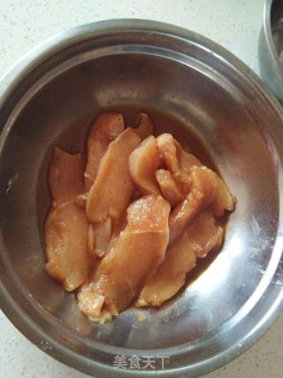 黑胡椒香煎鸡胸肉的做法步骤：2