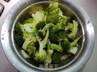 炝炒西兰花的做法步骤：1