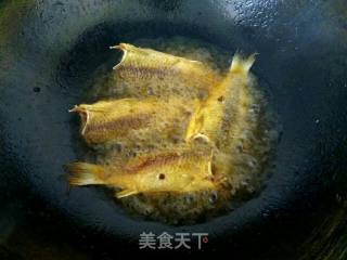 干炸小鲫鱼的做法步骤：3