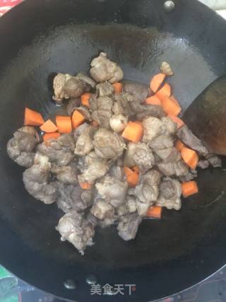 红烧咖喱牛肉的做法步骤：4