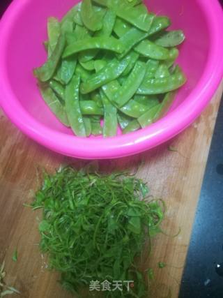 荷兰豆炒牛肉的做法步骤：1
