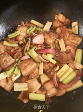 回锅肉炒芹菜的做法步骤：2