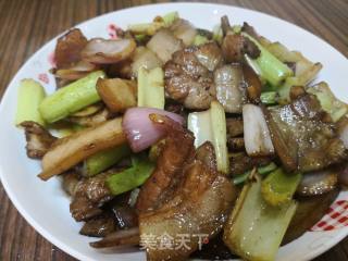 回锅肉炒芹菜的做法步骤：3