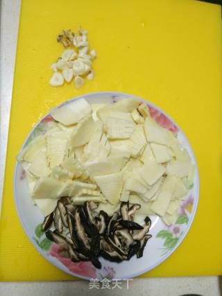 香菇虾米焖春笋的做法步骤：3