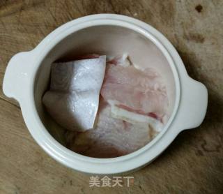 木耳炖鱼汤的做法步骤：2