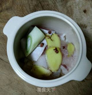木耳炖鱼汤的做法步骤：3
