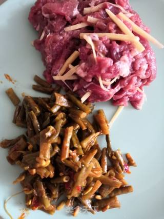 酸豆角炒牛肉的做法步骤：1