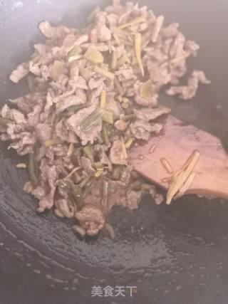 酸豆角炒牛肉的做法步骤：2