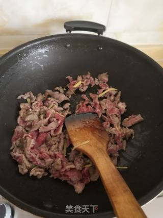 酸豆角炒牛肉的做法步骤：3