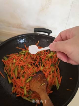 黄瓜胡萝卜丝的做法步骤：4