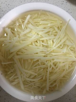 土豆丝炒腊肉的做法步骤：3