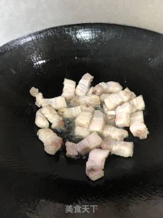 红烧肉焖豆腐皮的做法步骤：2