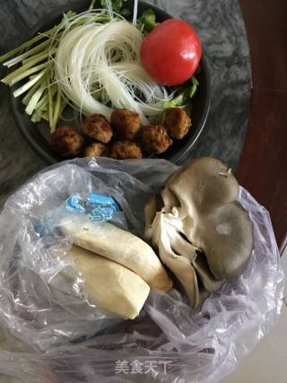 菌菇粉丝藕丸煲的做法步骤：1