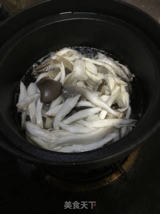 菌菇粉丝藕丸煲的做法步骤：2