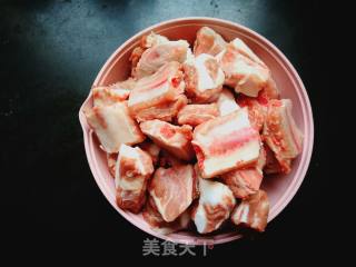 豆芽海带排骨汤的做法步骤：1