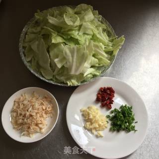 虾米卷心菜的做法步骤：1