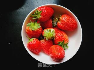 草莓奶昔的做法步骤：2