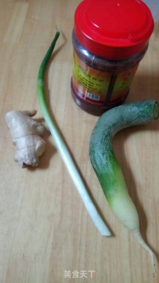 青萝卜炒虾酱的做法步骤：1