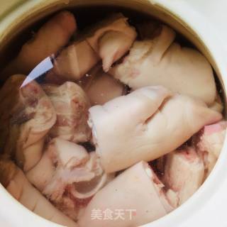卤猪脚的做法步骤：1
