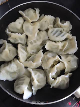 蛋抱饺的做法步骤：1