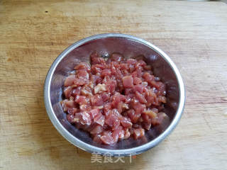 酸菜肉丁的做法步骤：1