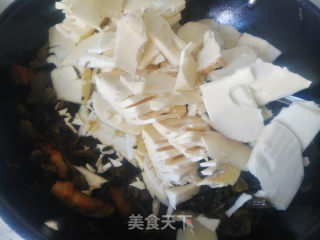 酸菜炒春笋的做法步骤：9