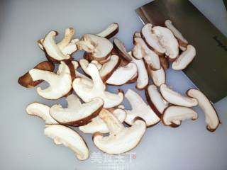 清炒香菇四季豆的做法步骤：2