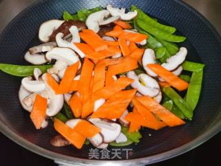 清炒香菇四季豆的做法步骤：3
