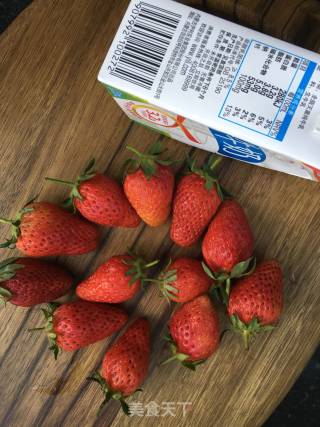 草莓奶昔的做法步骤：2