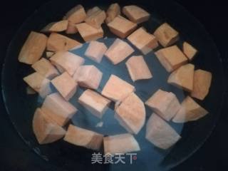 红薯汤圆糖水的做法步骤：2