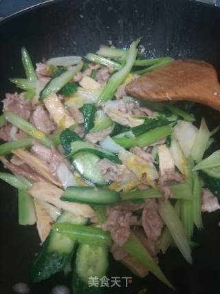 黄瓜西芹炒瘦肉的做法步骤：4