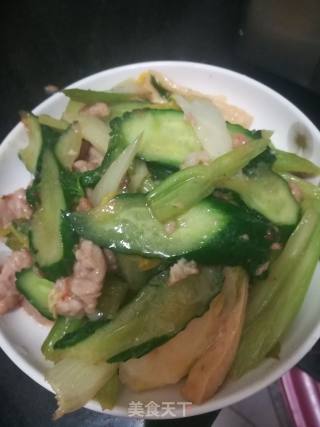 黄瓜西芹炒瘦肉的做法步骤：5