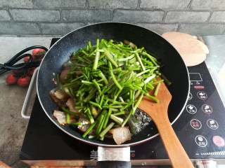野芹菜炒腊肉的做法步骤：10