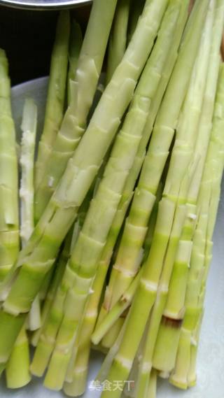 小笋炒腊肉的做法步骤：1
