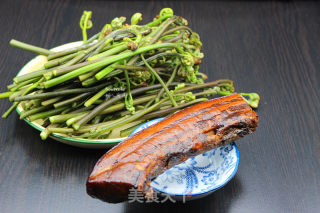 蕨菜炒腊肉的做法步骤：1