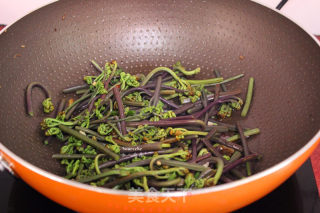 蕨菜炒腊肉的做法步骤：5