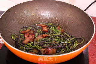 蕨菜炒腊肉的做法步骤：7