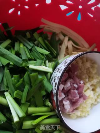 韭菜炒豆腐干的做法步骤：1