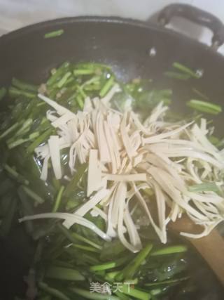 韭菜炒豆腐干的做法步骤：4